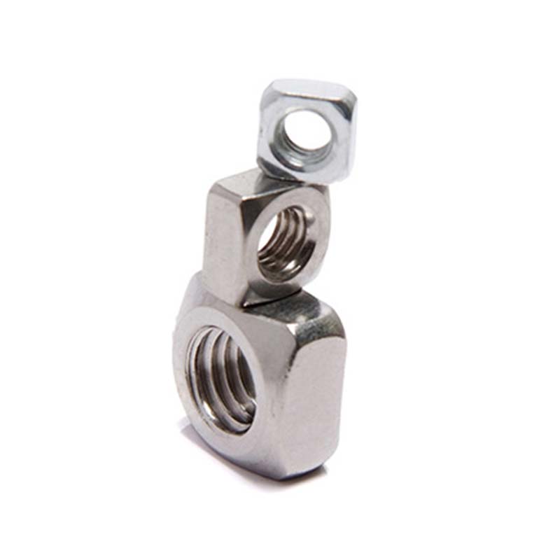 Firkantede møtrikker på kanten